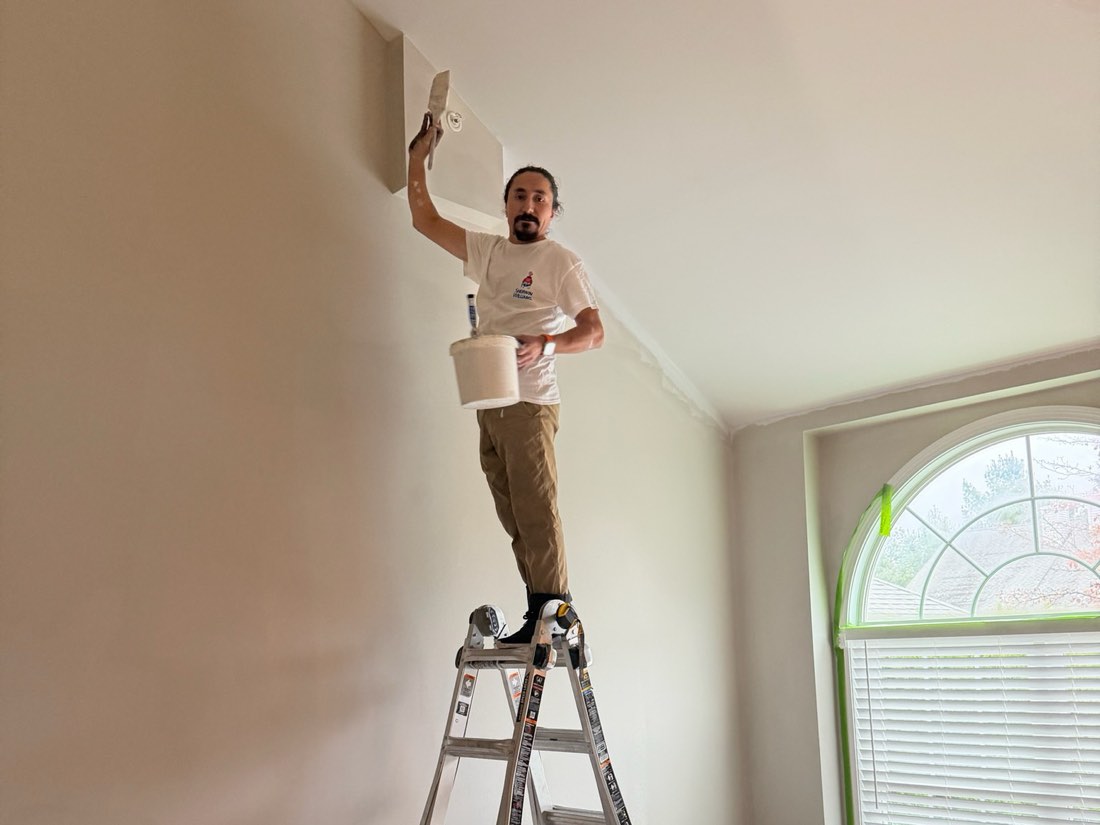 Pintor de Prime Paint cortando la l&iacute;nea del techo con el cuarto cubierto