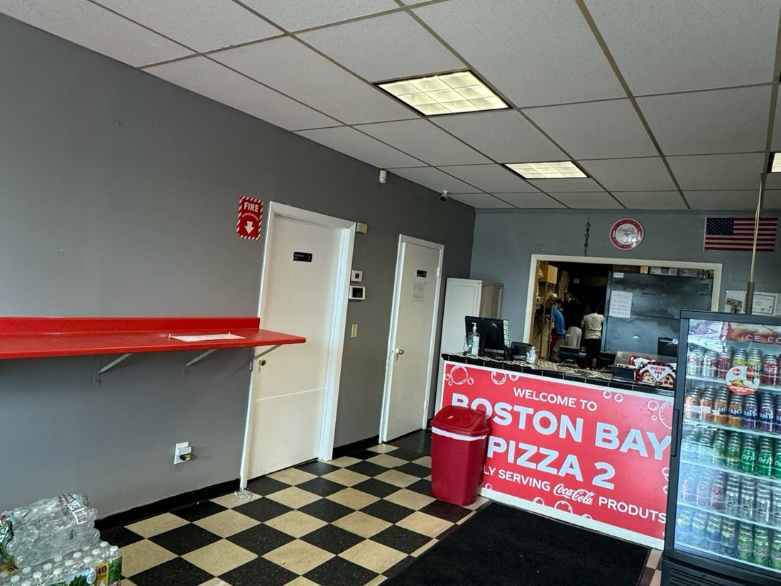 Comedor comercial repintado en gris y rojo